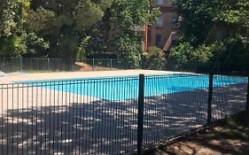 T2 climatisé jardin&court de tennis/piscine /parking/fibre